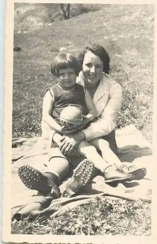 Annonymous persons souvenir photo social history portraits & scenes mother and child picnic