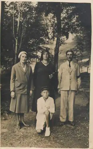 Annonymous persons souvenir photo social history portraits & scenes elegant family in the park mourning