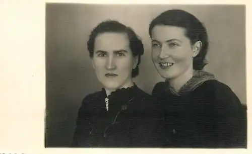 Annonymous persons souvenir photo social history portraits & scenes elegant women 1939