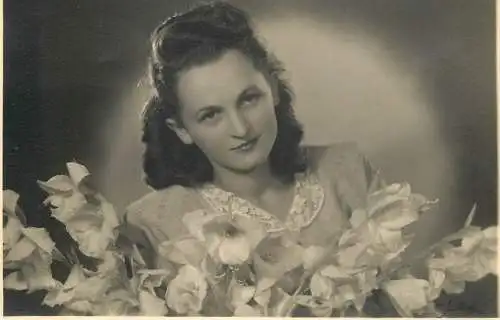 Annonymous persons souvenir photo social history portraits & scenes elegant woman coiffure flowers