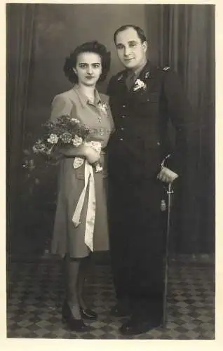Annonymous persons souvenir photo social history portraits & scenes elegant couple military uniform officer