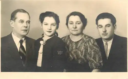 Annonymous persons souvenir photo social history portraits & scenes elegant family