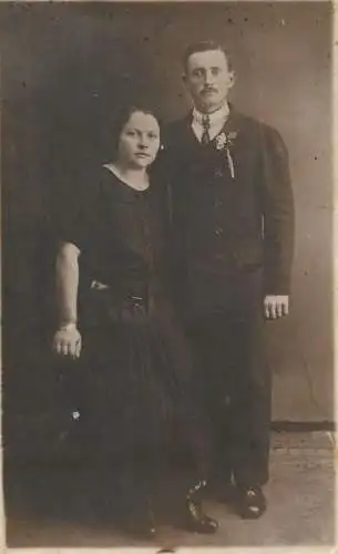 Annonymous persons souvenir photo social history portraits & scenes elegant couple