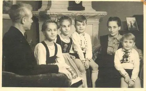 Annonymous persons souvenir photo social history portraits & scenes traditional costumes children