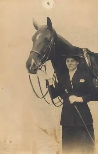 Annonymous persons souvenir photo social history portraits & scenes elegant woman and horse