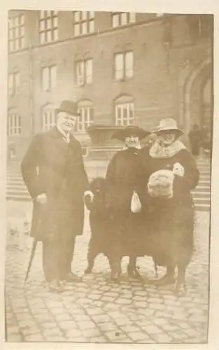 Annonymous persons souvenir photo social history portraits & scenes elegant hat fur coat dog