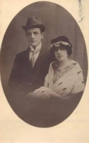 Annonymous persons souvenir photo social history portraits & scenes elegant couple