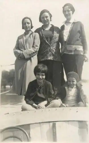 Annonymous persons souvenir photo social history portraits & scenes family boat trip