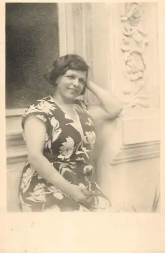 Annonymous persons souvenir photo social history portraits & scenes elegant woman coiffure