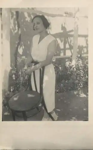 Annonymous persons souvenir photo social history portraits & scenes elegant lady in the yard