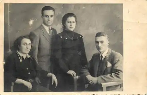 Annonymous persons souvenir photo social history portraits & scenes family portrait