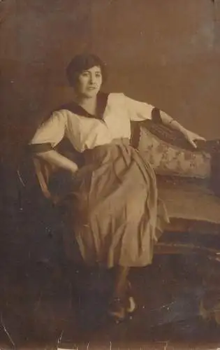 Annonymous persons souvenir photo social history portraits & scenes elegant woman