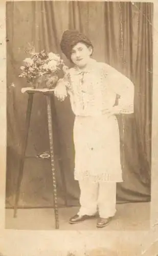 Annonymous persons souvenir photo social history portraits & scenes traditional costume