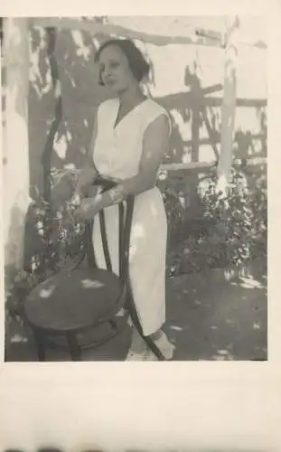 Annonymous persons souvenir photo social history portraits & scenes elegant lady in garden
