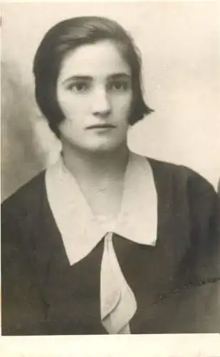 Annonymous persons souvenir photo social history portraits & scenes elegant lady Iulia