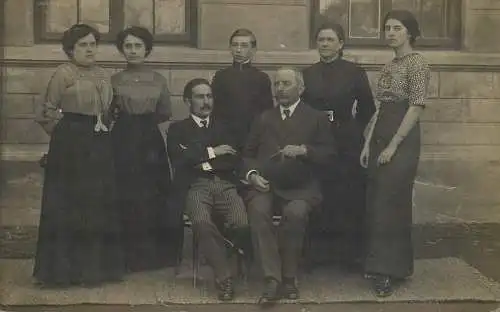 Annonymous persons souvenir photo social history portraits & scenes elegant family portrait