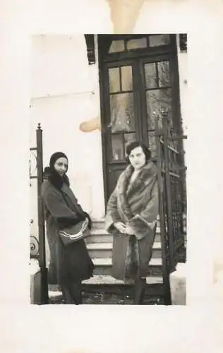 Annonymous persons souvenir photo social history portraits & scenes elegant ladies fur coat