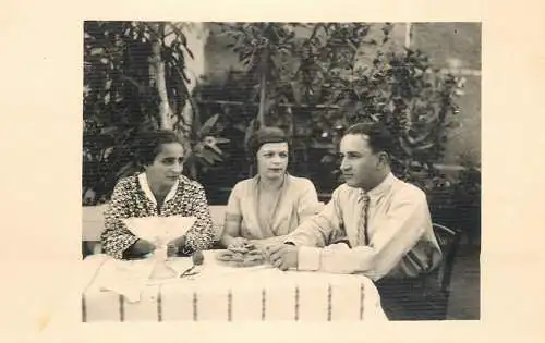Annonymous persons souvenir photo social history portraits & scenes elegantpeople at table 1932