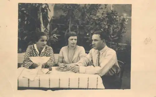 Annonymous persons souvenir photo social history portraits & scenes elegantpeople at table 1932