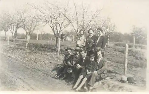 Annonymous persons souvenir photo social history portraits & scenes elegant family orchard