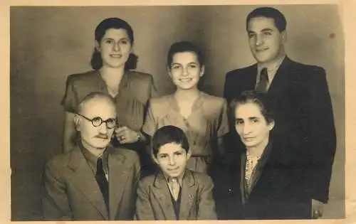 Annonymous persons souvenir photo social history portraits & scenes elegant family