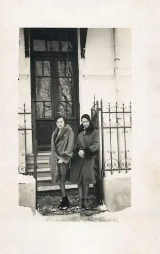 Annonymous persons souvenir photo social history portraits & scenes elegant ladies fur coat