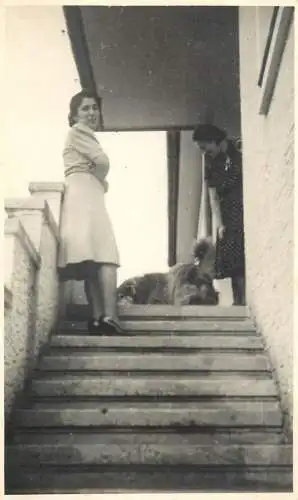 Annonymous persons souvenir photo social history portraits & scenes girl mother and dog