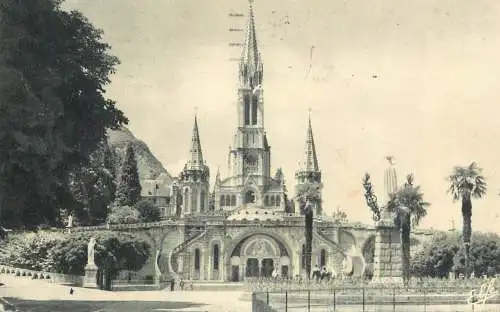 France cpa Lourdes basilique