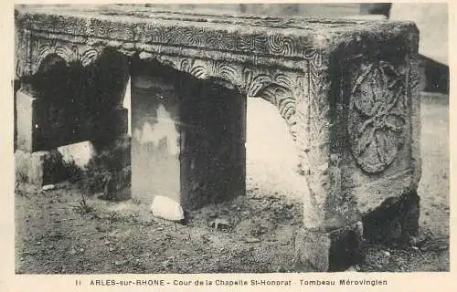 France cpa Arles sur Rhone cour de la Chapelle St. Honorat tombeau Merovingien