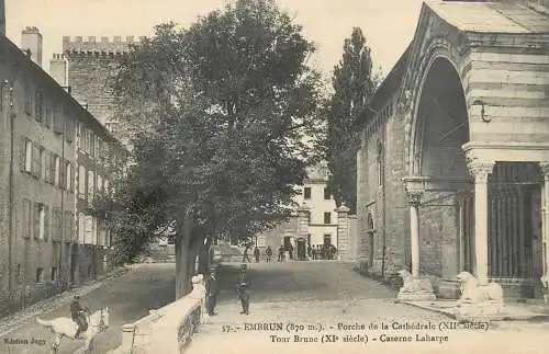 France cpa Embrun porche de la cathedrale