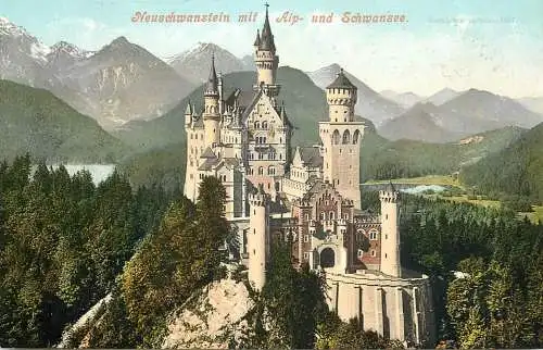 Germany Schloss Neuschwanstein mit Alpen und Schwansee