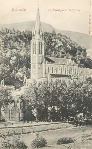 France Lourdes La Basilique et la Grotte