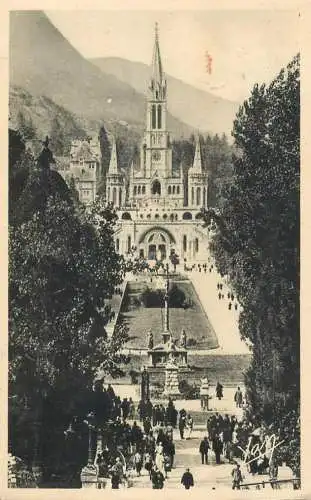 France Lourdes La Basilique et l'Esplanade