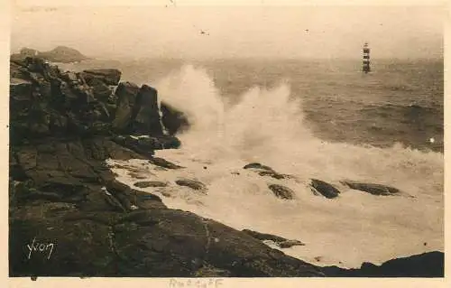 France Roscoff (Finistere)  La Pointe de Bloscon & le Phare