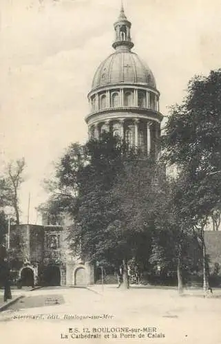 France Boulogne sur Mer La Cathedrale et la Porte de Calais