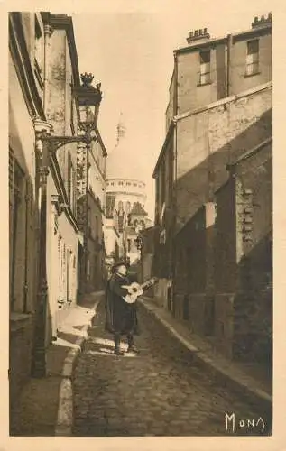 France Paris Montmartre Rue St Rustique avec Sacre-Coeur au fond