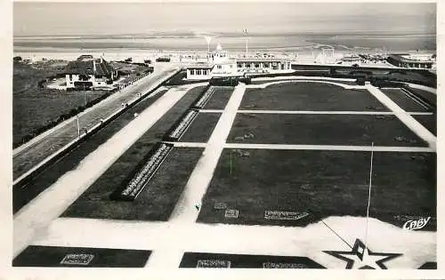 France cpsm Deauville plage fleurie le casino