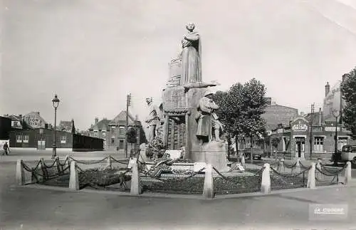 France cpsm Lens les monuments aux morts