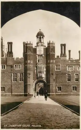 British castles architecture Hampton Court Palace