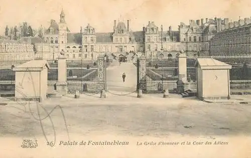 France Palais de Fontainbleau La Grille d'honneur et la Cour des Adieux