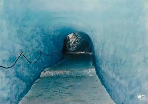 France Chamonix Mont-Blanc Grotte de la Mer de Glace culoir d'entree