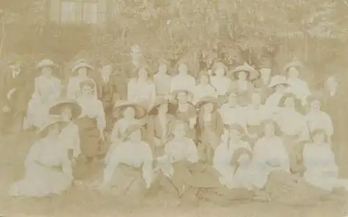 Social history souvenir photo elegant group photo lady hat