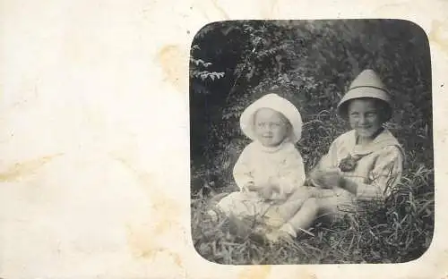 Children and family groups portraits and scenes souvenir photo young kids in the yard