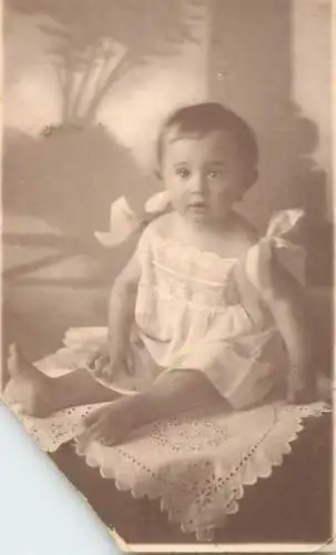 Children and family groups portraits and scenes souvenir photo girl baby bebe