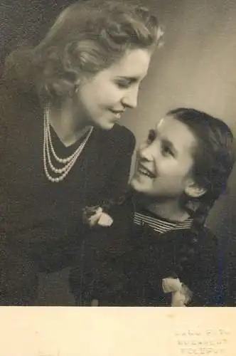 Children and family groups portraits and scenes souvenir photo elegant mother and girl pearls
