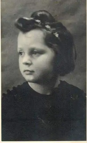 Children and family groups portraits and scenes souvenir photo girl