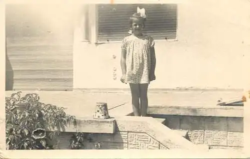 Children and family groups portraits and scenes souvenir photo girl in summer