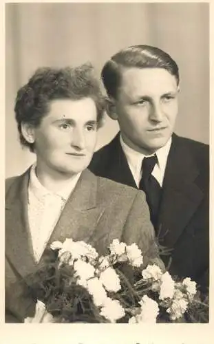 Family social history marriage wedding souvenir photo bride groom joy couple bouquet Hilde Hans