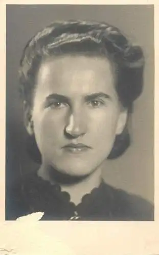 Anonymous persons women portraits & scenes souvenir photo elegant woman