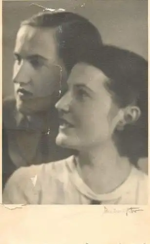 Anonymous persons women portraits & scenes souvenir photo elegant couple